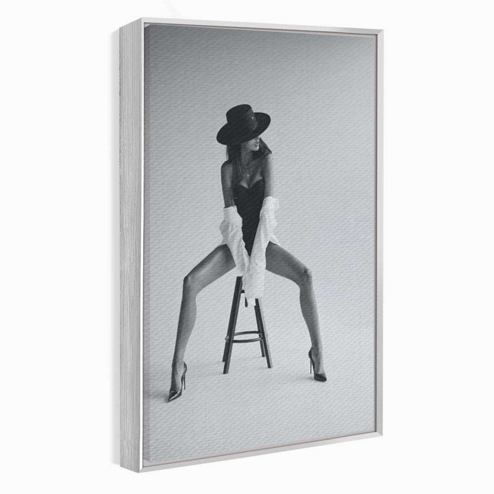 Tablou canvas cu tablou canvas cu femeie pe scaun, in rama de aluminiu argintiu